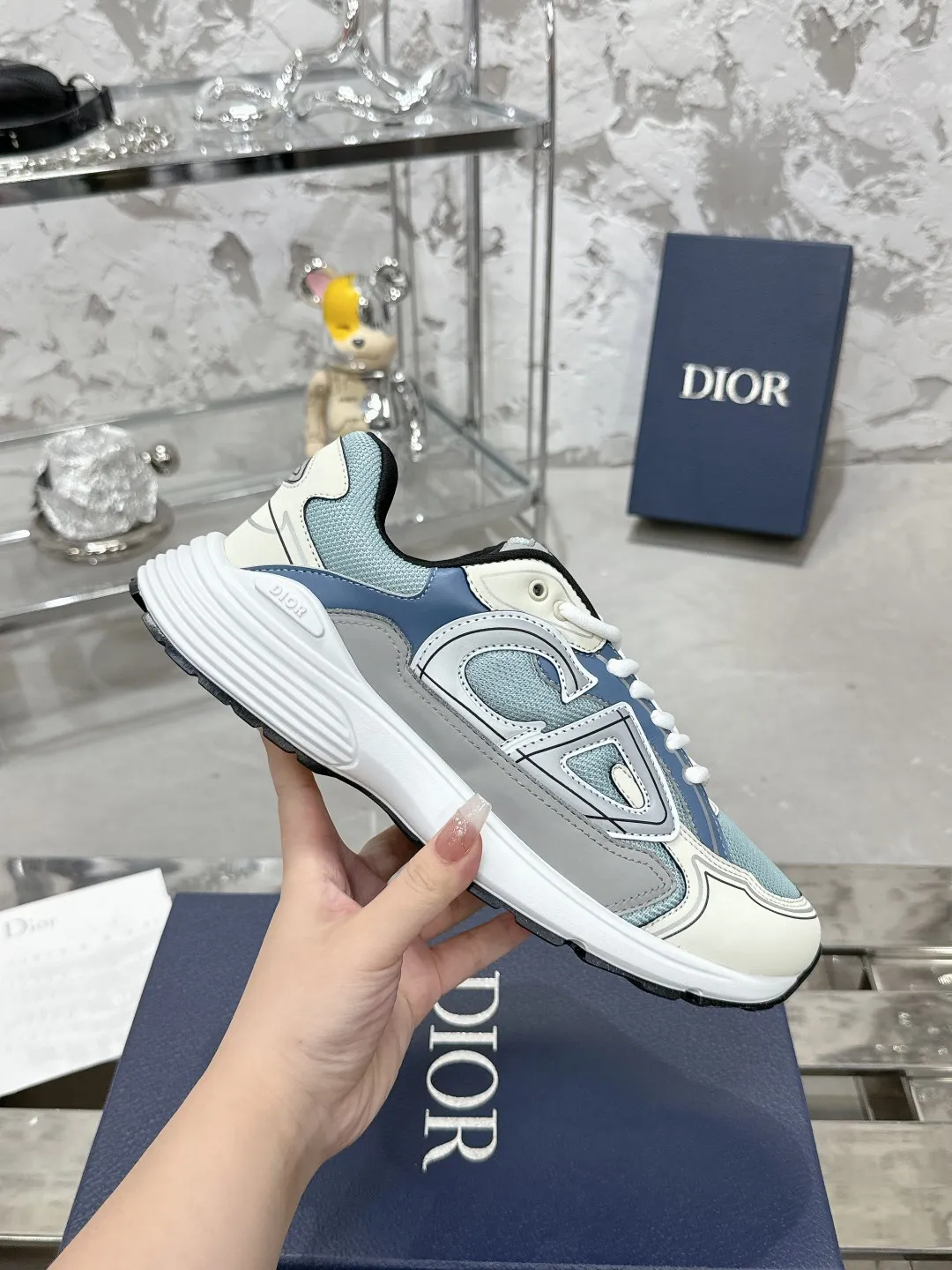 Men's men's shoes 💰600❤️❤️❤️High version Dior Dior's latest color matching B30 series reflective dad sneakers original 17380💰 purchased for development and production Brand new B30 sneakers Dad Shoes style shoes that follow the trend of the retro market The Dior logo on the tongue also indicates that this pair of shoes is the B30 model! B30 uses fine-textured leather and mesh cloth materials to form a shoe body. There are conspicuous letters CD on both sides of the shoe body to indicate identity. Many lines on the shoe body outline details to make the shoes look less monotonous and full of retro flavor. The delivery counter is exquisitely packaged🛍📦 ▪️Fabric: Original customized technical fabric + mesh ▪️Inner lining: Customized breathable lining ▪️Outsole: Original molded IP foam + TPU outsole ▪️Sole thickness: 3.5CM ▪️Size: Women’s size 35-40 / Men’s size 39-46